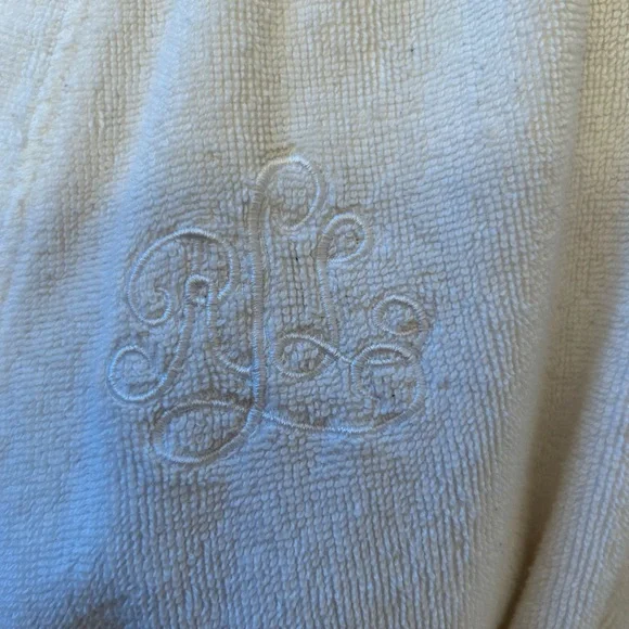 Luxurious White Bathrobe - Picture 3 of 5